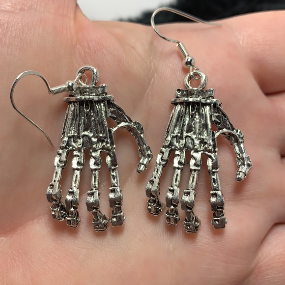 🖤🖤🖤Halloween Skeleton Hand Earrings ☠️☠️☠️ - Picture 2 of 3